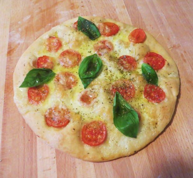 Pizza bianca al farro con pomodorini e basilico