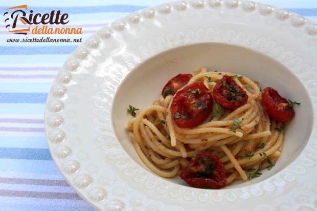 Spaghetti con briciole di pane e pomodorini infornati