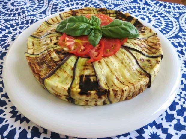 Torta di panzanella con alici e verdure estive