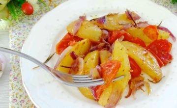 Patate al forno con cipolle e pomodori