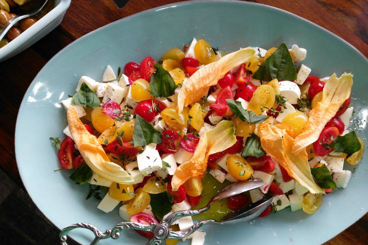 Fresca insalata mista con fiori di zucca: prepariamola insieme!