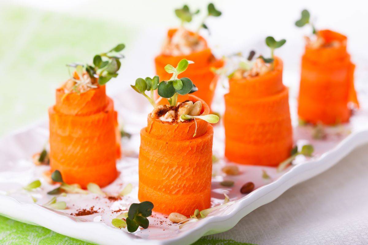 Colorati involtini di carote e hummus: ecco la ricetta