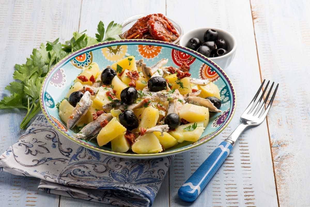 Saporita insalata di patate e acciughe: ingredienti e ricetta passo per passo!