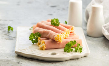 Cannoli di prosciutto cotto ripieni di mousse al formaggio: un antipasto facile e sfizioso