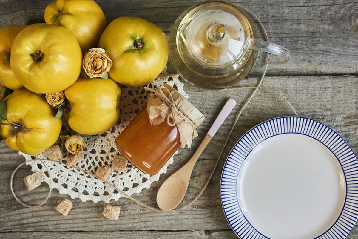 La ricetta tradizionale della marmellata di mele cotogne (e della cotognata)