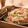 Spaghetti di riso con verdure alla julienne croccanti