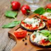 Pizzette di melanzane al forno: un antipasto leggero e sfizioso