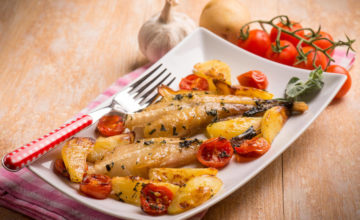 Rana pescatrice al forno con patate, un secondo piatto insolito che vi sorprenderà