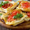 Sfogliatine di pomodoro e mozzarella: un antipasto irresistibile!