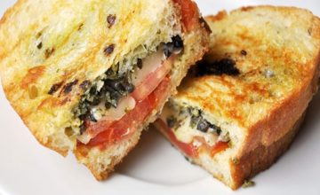 Sandwich al pesto, olive e formaggio