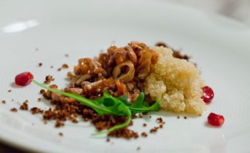 Insalata tiepida di quinoa, ragù di calamari e sabbia di pane agliato