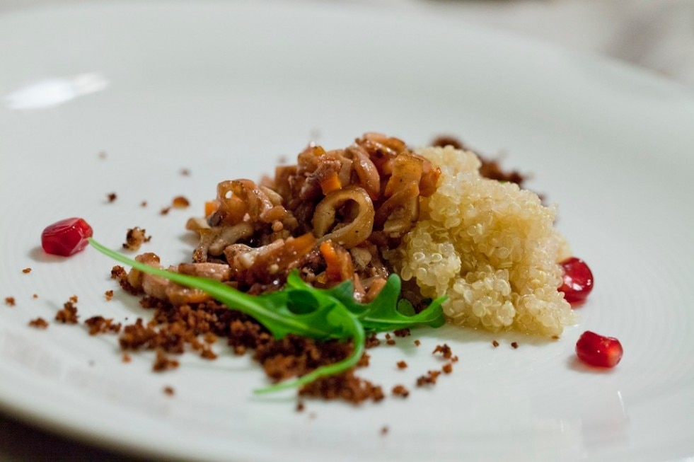 Insalata tiepida di quinoa, ragù di calamari e sabbia di pane agliato