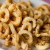 Anelli di calamaro fritti con panure al curry