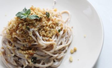 Spaghetti con crema di ricotta alle olive e briciole all’origano