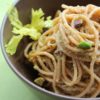 Spaghetti al pesto di sedano e pistacchi