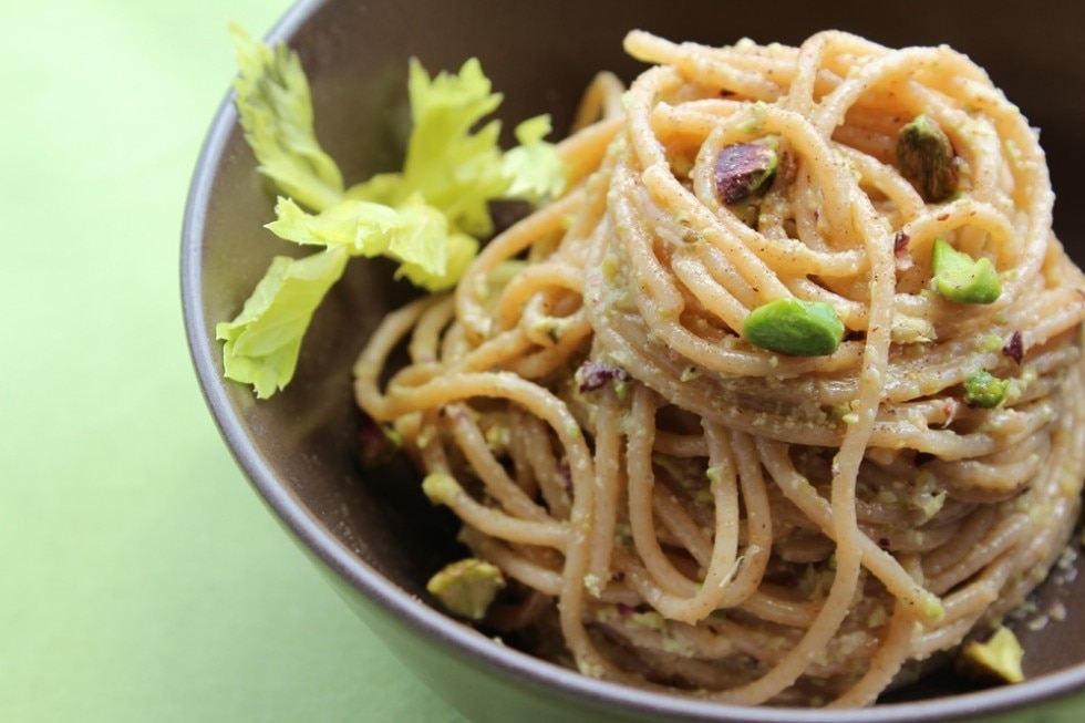 Spaghetti al pesto di sedano e pistacchi