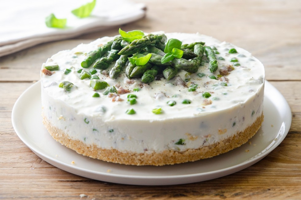 Cheesecake salata con asparagi e robiola