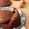 Biscotti al cacao ripieni di crema di nocciole