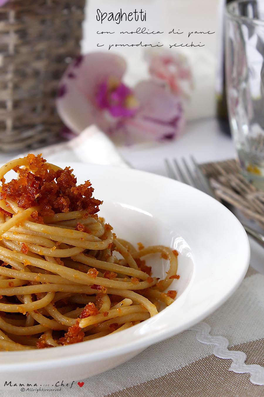 Spaghetti con mollica di pane e pomodori secchi
