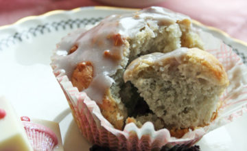 Lilac muffins: Muffin al karkadè e cioccolato bianco