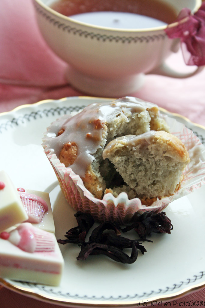 Lilac muffins: Muffin al karkadè e cioccolato bianco
