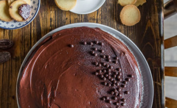 Una torta di cioccolato vestita da Sacher Torte