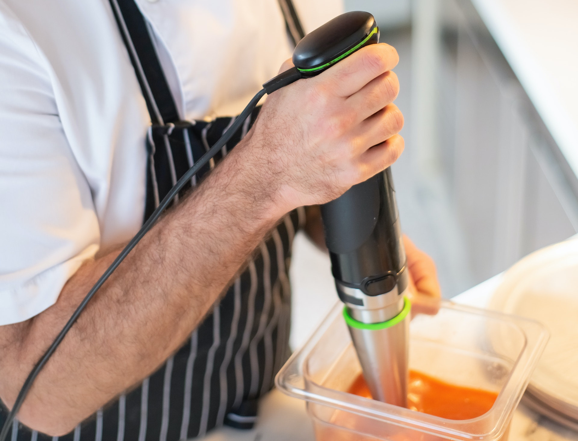 Il frullatore a immersione (o minipimer), un utensile utilissimo per ogni giorno in cucina