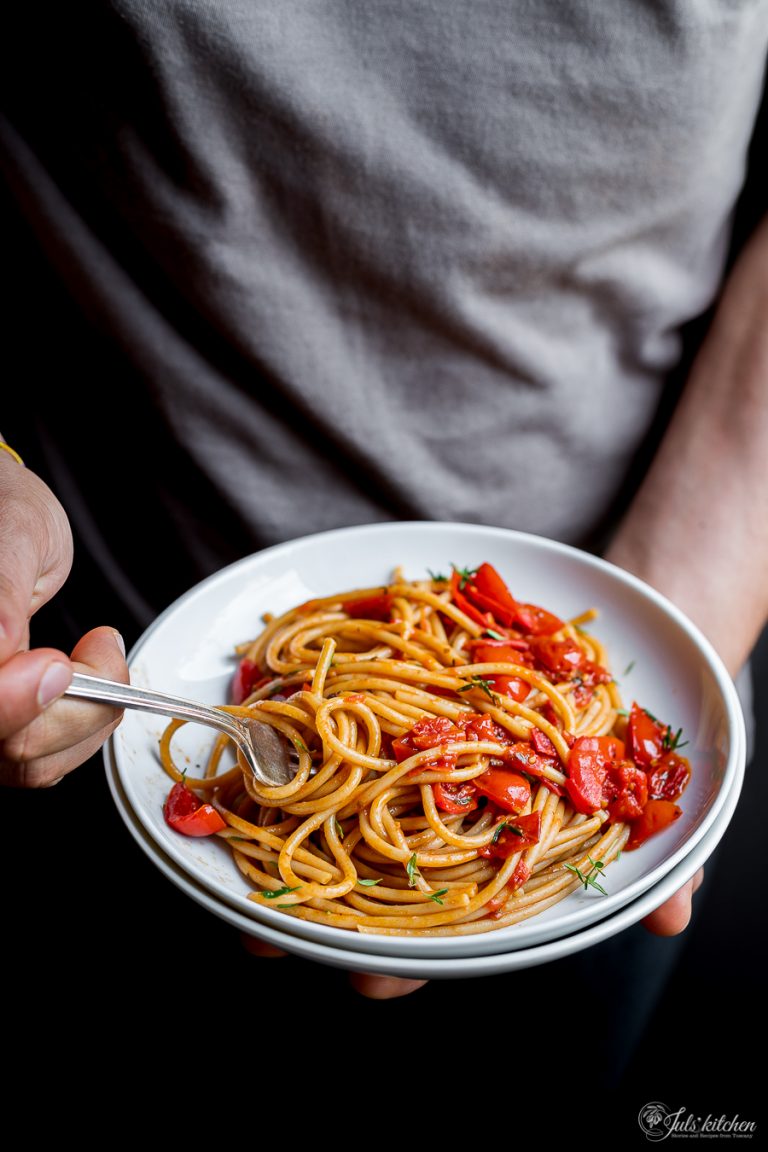 Spaghetti al pomodoro dai profumi mediterranei