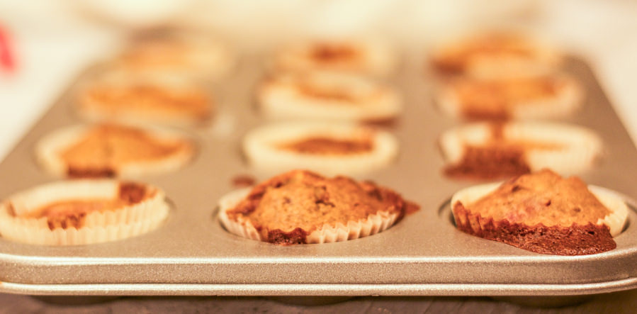 Muffin con olio di cocco, cioccolato e ciliegie
