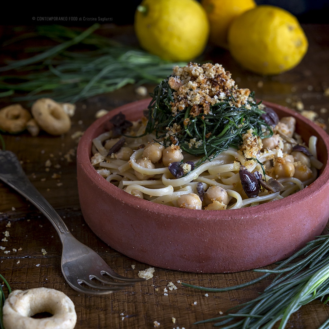 Linguine agli agretti con olive taggiasche, ceci e crumble di taralli e zest di limone